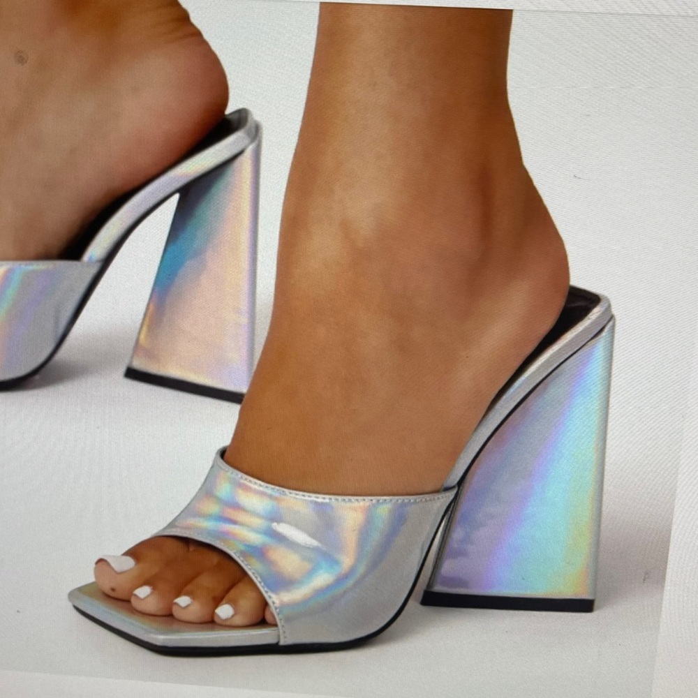 These are brand new never worn iridescent heels perfect for going out